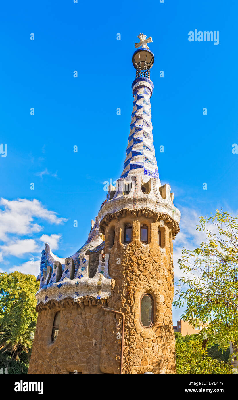 Eingang Haus im Park Güell in Barcelona, auf den sonnigen Tag. Erkennbare Eingang zum öffentlichen Park. Stockfoto