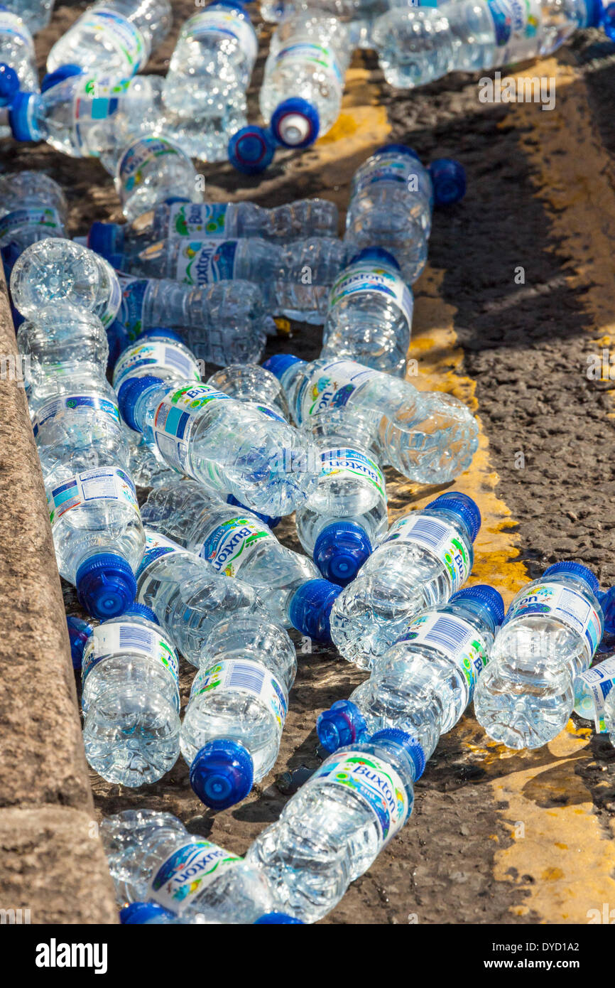 London UK. 13. April 2014 London Virgin Geld Marathon verworfen Buxton Wasserflaschen in der Gosse Credit: John Henshall/Alamy Live News JMH6138 Stockfoto
