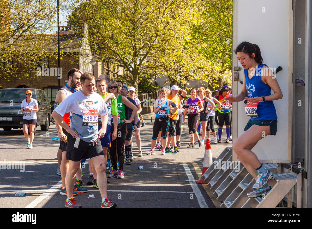 London UK. 13. April 2014 London Virgin Geld Marathonläufer in der Schlange, Toiletten zu benutzen, während des Rennens Credit: John Henshall/Alamy Live News JMH6149 Stockfoto