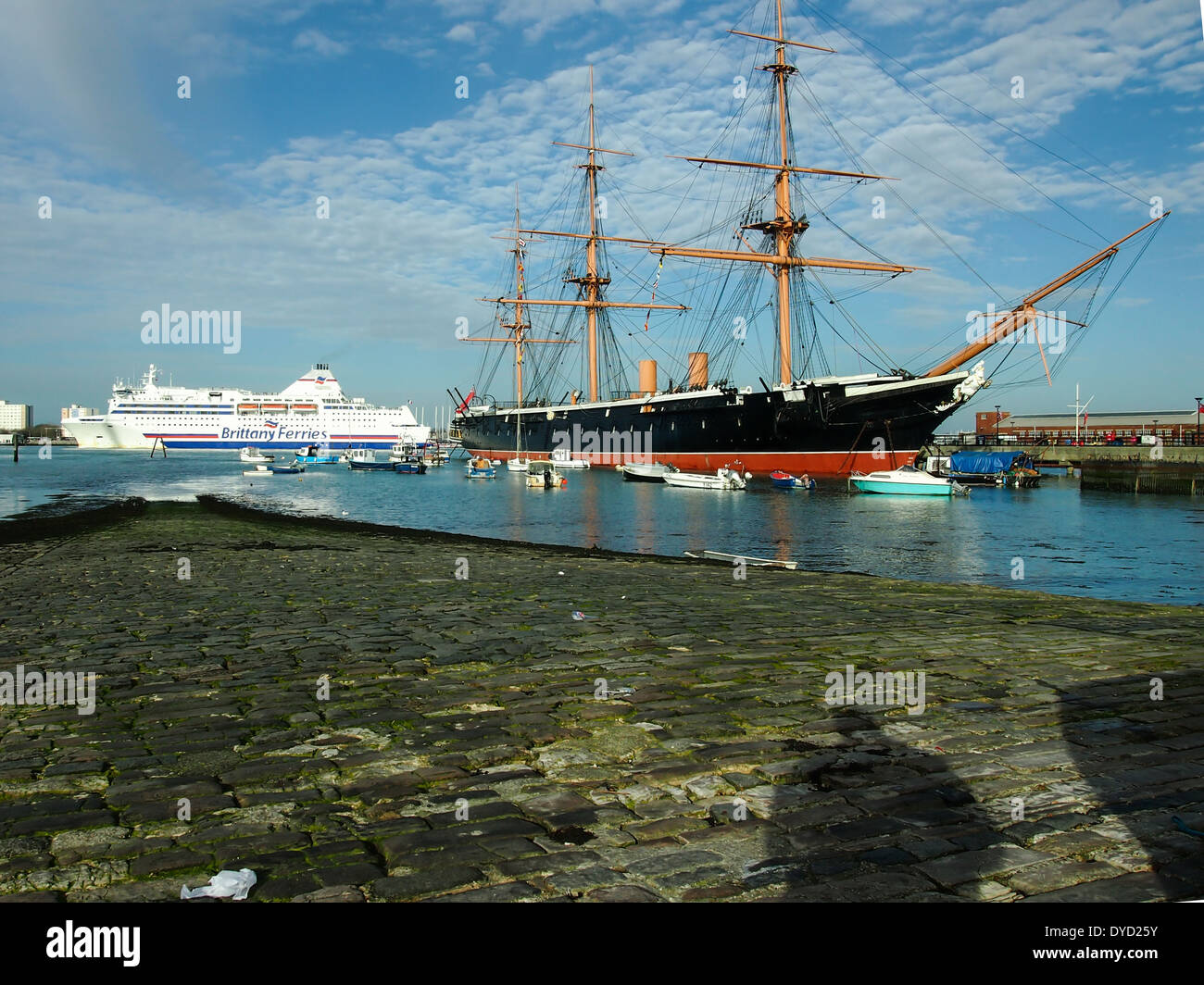 HMS Warrior mit einer Bretagne-Fähre verlässt Portsmouth Harbout im Hintergrund, die Hard, Portsmouth, England entnommen Stockfoto