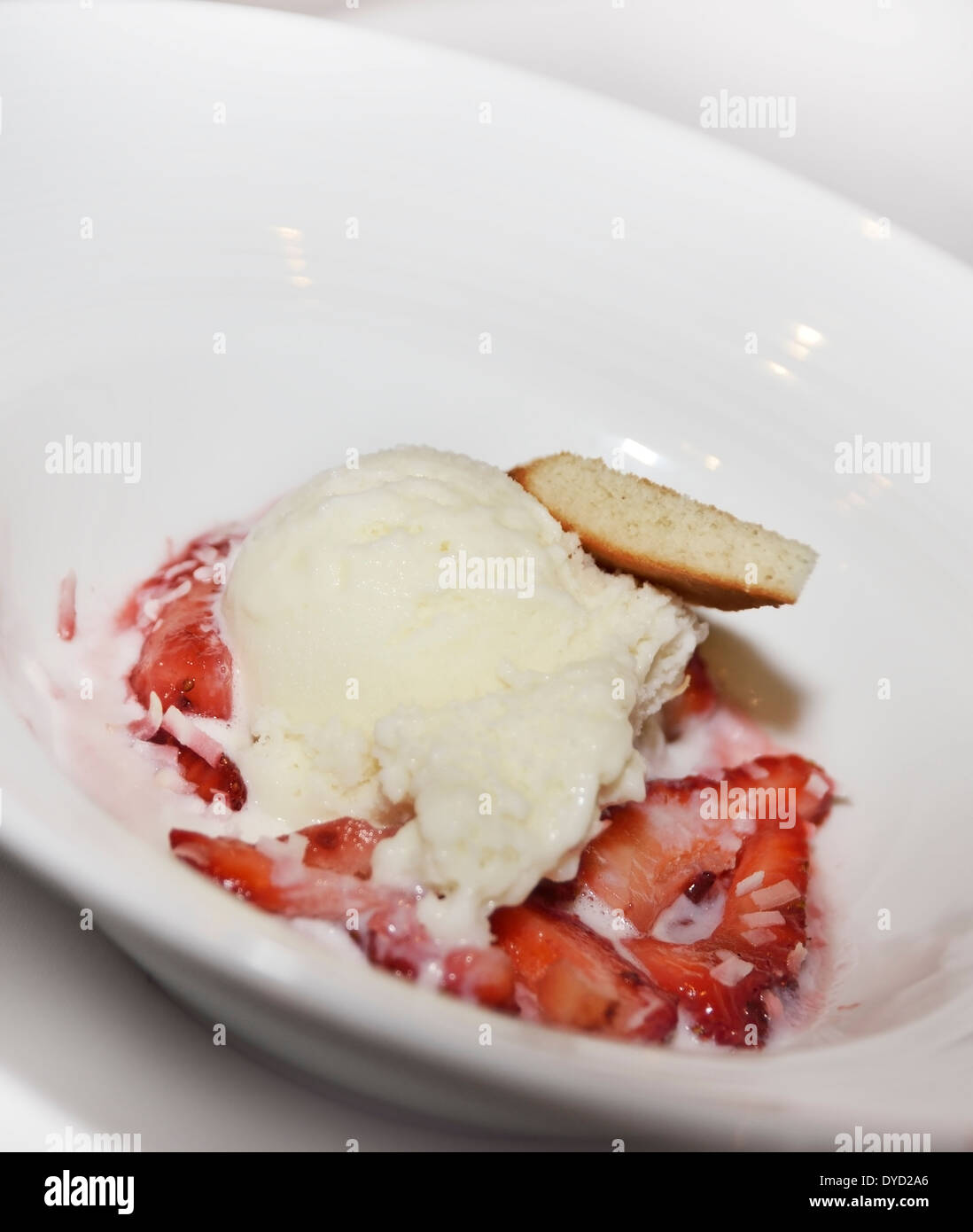 Dessert mit Eis und Erdbeeren Stockfoto