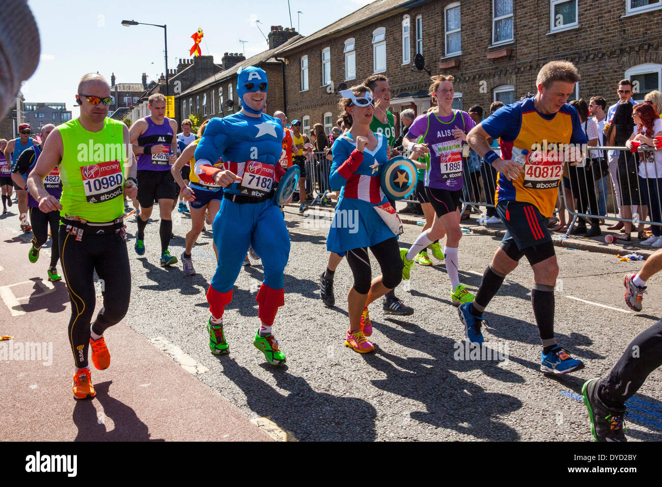London UK. 13. April 2014 London Virgin Geld Marathonläufer 7182 Paul James Piper der Großbritannien-Ausführung als Captain America in blauen Outfit Credit: John Henshall/Alamy Live News JMH6151 Stockfoto