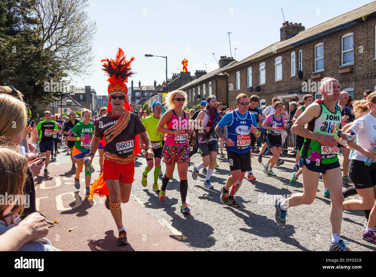 London UK. 13. April 2014 London Virgin Geld Marathonläufer 56071 David Stewart läuft in einem orange-braunen Kostüm mit gold Verzierungen Credit: John Henshall/Alamy Live News JMH6152 Stockfoto