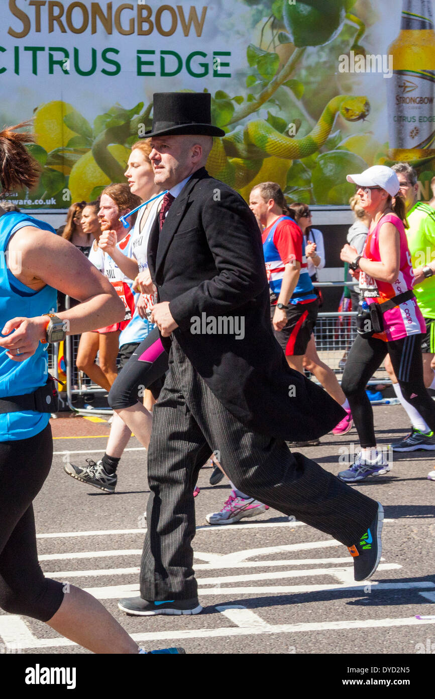 London UK. 13. April 2014 London Virgin Geld Marathonläufer laufen im Zylinder und Frack Credit: John Henshall/Alamy Live News JMH6156 Stockfoto