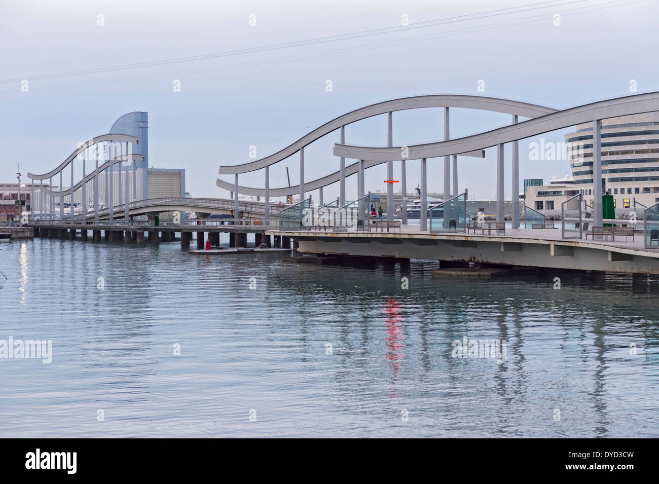 Die Rambla de Mar Schriftkünstlers Viaplana und Pinon, wer eine hölzerne Hängebrücke mit einem wellenförmigen Muster erstellt als Symbol für th Stockfoto