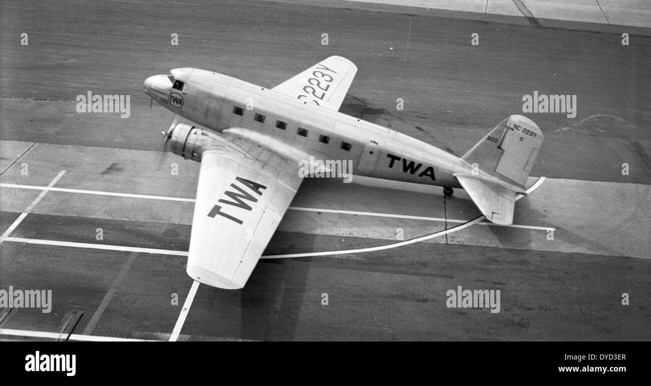 Die Douglas DC-1, registriert NC223Y, ist hier im Glendale Air Terminal im Jahr 1934 abgebildet. Als eines der ersten erfolgreichen Verkehrsflugzeuge trug die DC-1 dazu bei, die Voraussetzungen für die Entwicklung des modernen Luftverkehrs zu schaffen. Dieses Modell war ein Prototyp für die DC-2 und DC-3, der für den frühen Flugbetrieb von Fluggesellschaften wichtig war. Stockfoto