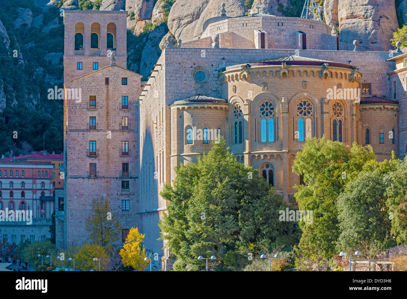 Montserrat, Spanien - 7. Dezember 2013: Die Benediktiner-Abtei Santa Maria de Montserrat in Monistrol de Montserrat, Spanien. Stockfoto