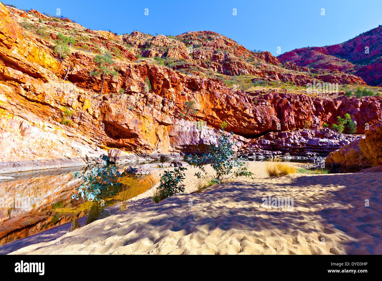 Ormiston Gorge outback-Landschaft Wasserloch Reflexionen Landschaften Nordterritorium Zentralaustralien ariden isolierten Felsen form Stockfoto