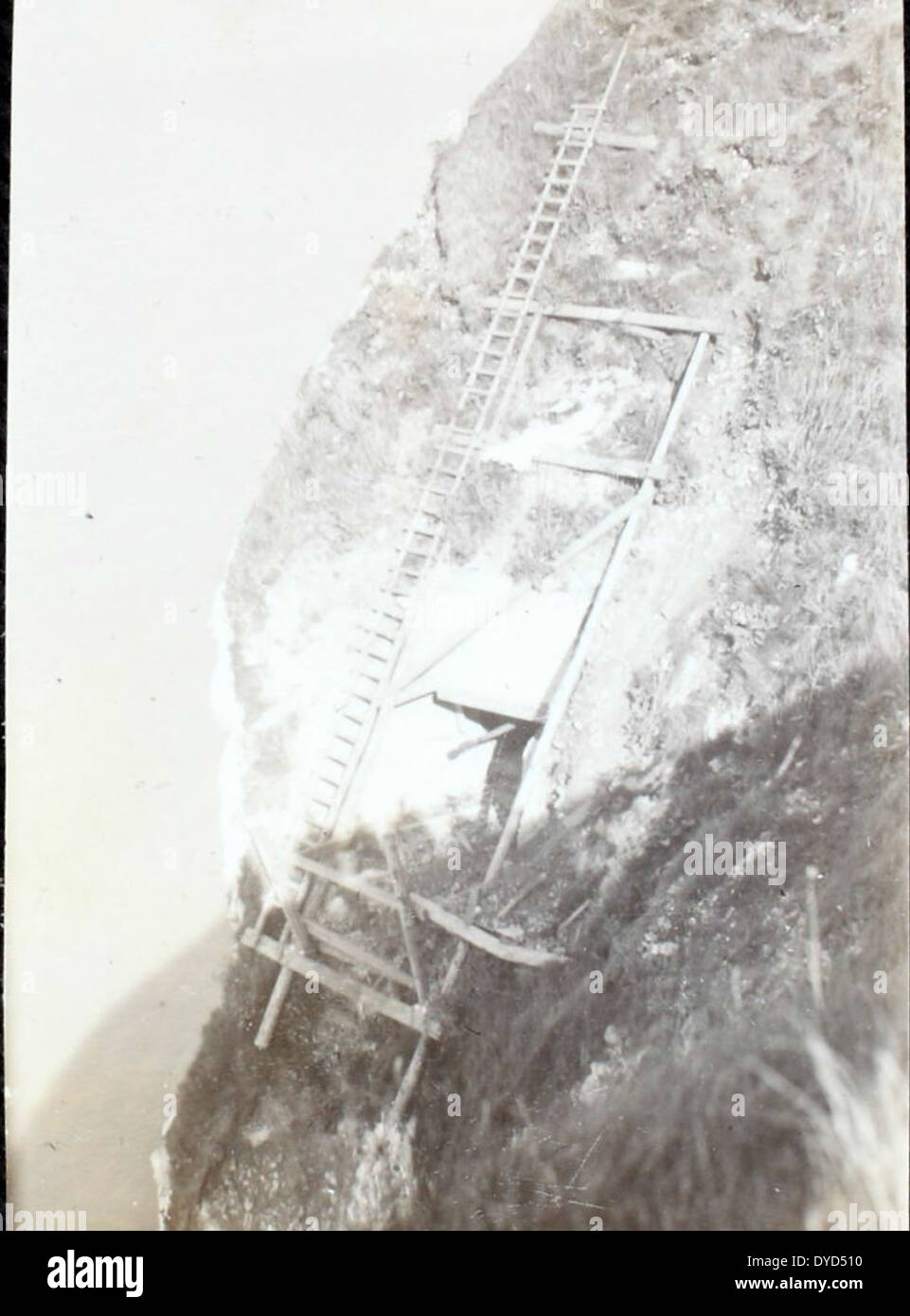 Die 94th Infantry Division, die auf diesem Foto aus James Hatchards Album zu sehen ist, war während des Zweiten Weltkriegs Teil der US Army. Die Division war in Europa stationiert und nahm an mehreren wichtigen Operationen Teil, darunter der Befreiung Frankreichs. Stockfoto Die 94th Infantry Division, die auf diesem Foto aus James Hatchards Album zu sehen ist, war während des Zweiten Weltkriegs Teil der US Army. Die Division war in Europa stationiert und nahm an mehreren wichtigen Operationen Teil, darunter der Befreiung Frankreichs. Stockfoto