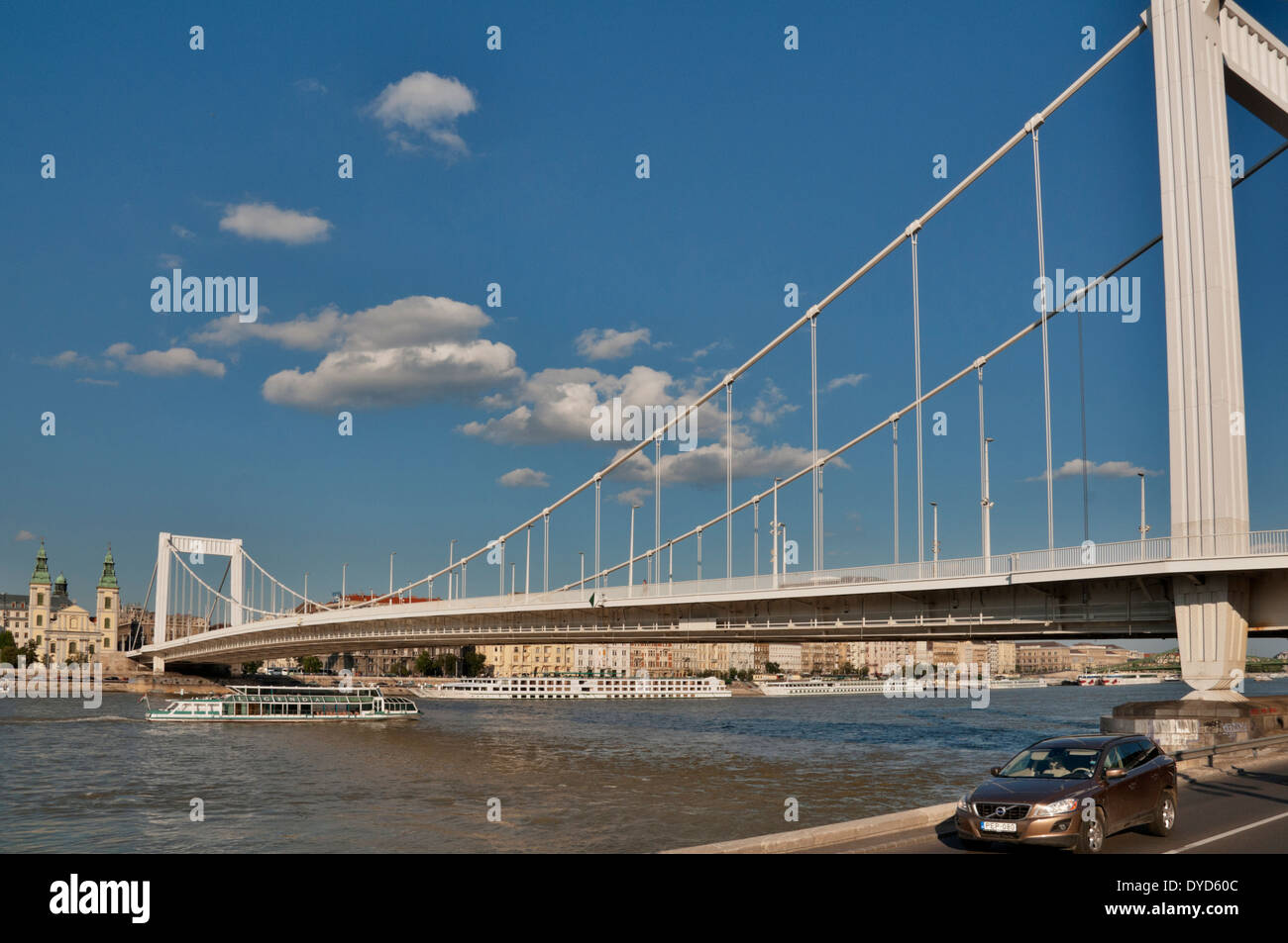 Die Elisabeth-Brücke erstreckt sich über die Donau in Budapest, Ungarn Stockfoto