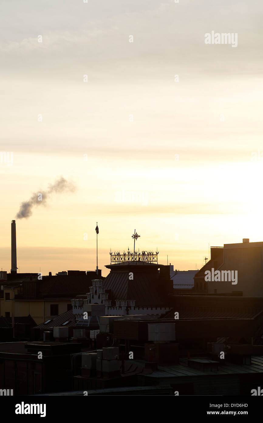 Abends Sonnenuntergang Stadtbild über die Dächer Stockfoto