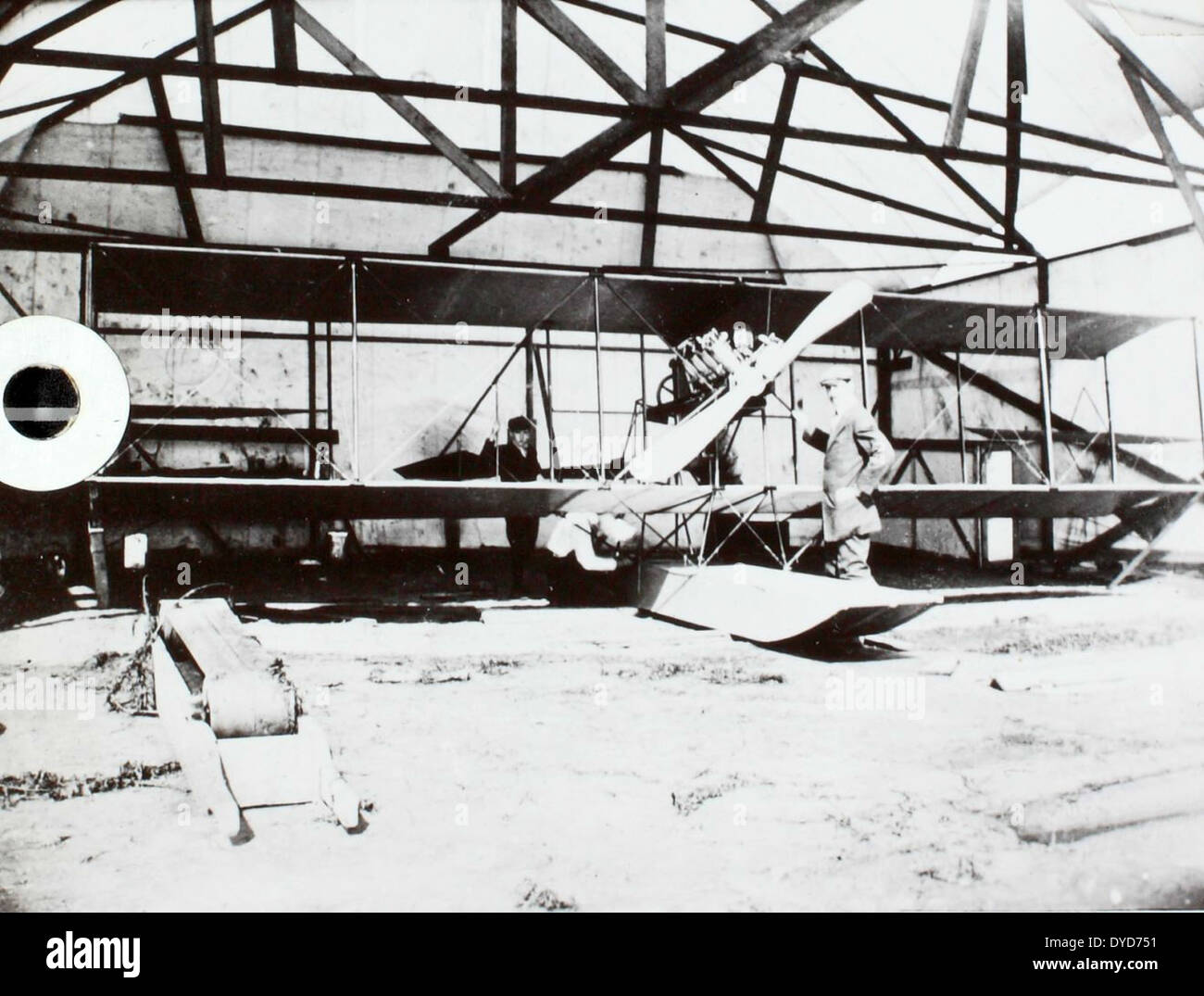 Bild aus dem Ray Fife Album, das verschiedene Flugzeuge von Glenn Curtiss zeigt, darunter die Curtiss Hydro, Curtiss Pusher und Curtiss Triad, wichtige Meilensteine in der frühen Luftfahrt. Stockfoto