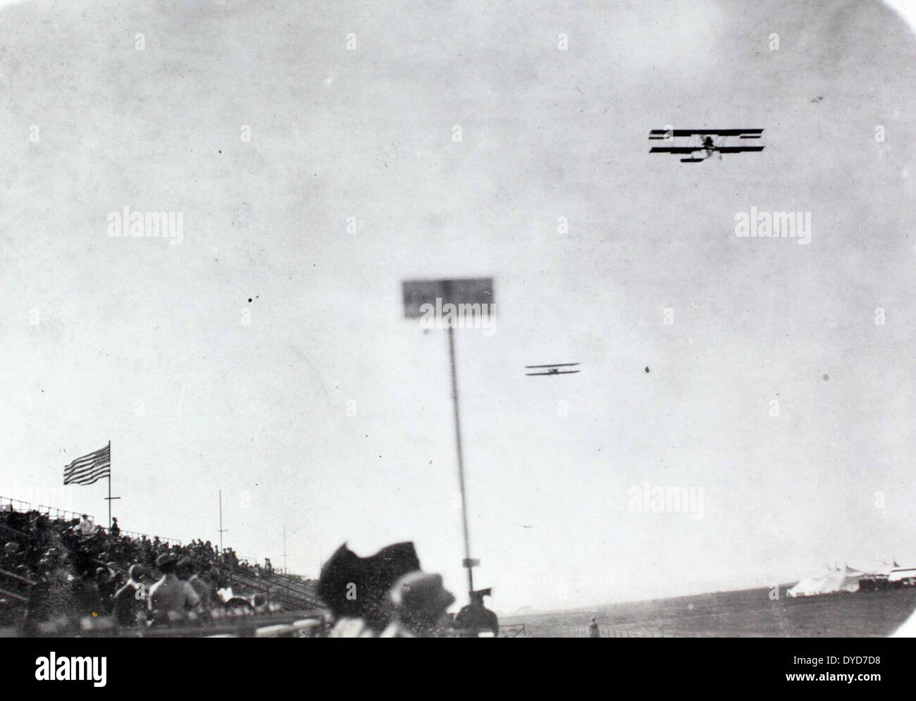 Dieses Bild aus Ray Fifes Album zeigt die Curtiss Hydro, ein früheres Experimentalflugzeug von Glenn Curtiss. Das Flugzeug war Teil der Entwicklung des Wasserfluges während des frühen 20. Jahrhunderts. Stockfoto