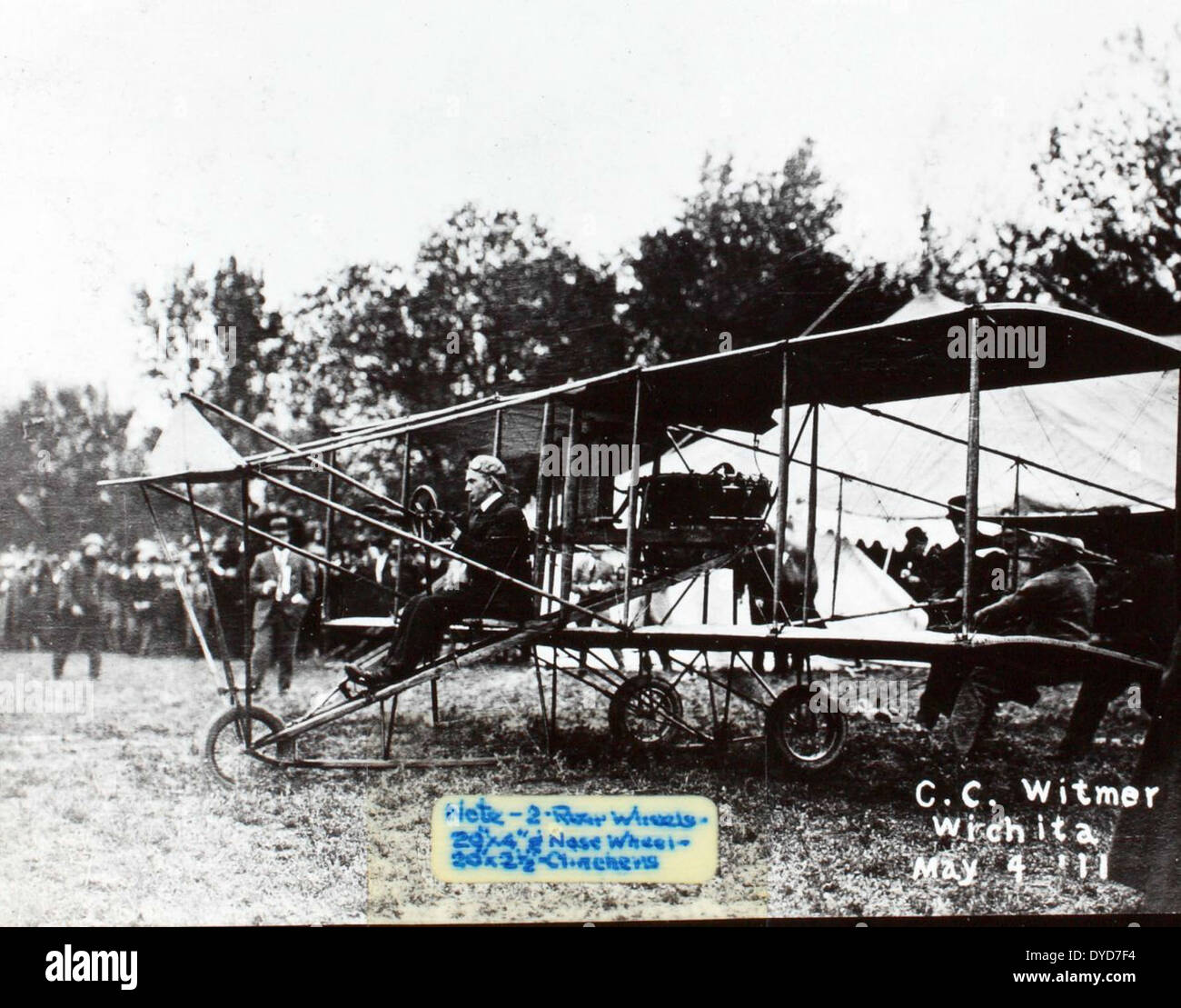 Dieses Bild von Ray Fifes Album erfasst Flugzeuge aus den frühen Tagen der Luftfahrt, einschließlich der Curtiss Hydro-, Pusher- und Triad-Modelle, die von Charles C. Witmer und Glenn Curtiss geflogen wurden. Diese frühen Flugzeuge waren maßgeblich an der Entwicklung der modernen Luftfahrt beteiligt. Stockfoto
