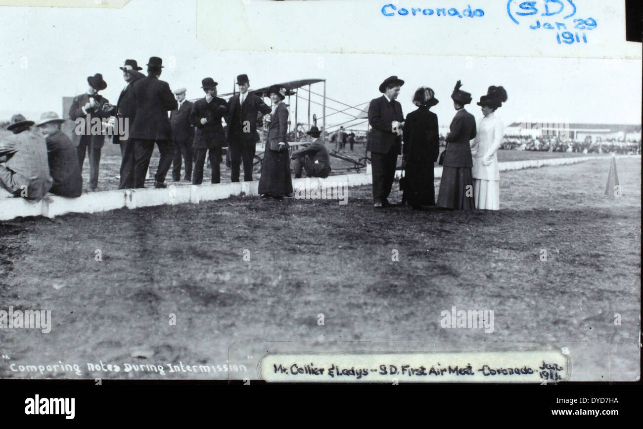 Dieses Bild von Ray Fifes Album zeigt eine Curtiss Triad, ein bahnbrechendes Amphibienflugzeug, das von Glenn Curtiss entworfen wurde. Die Triade war besonders für ihre Fähigkeit, sowohl von Land als auch von Wasser aus zu operieren, und spielte eine wichtige Rolle bei der frühen Entwicklung des Luftverkehrs. Stockfoto