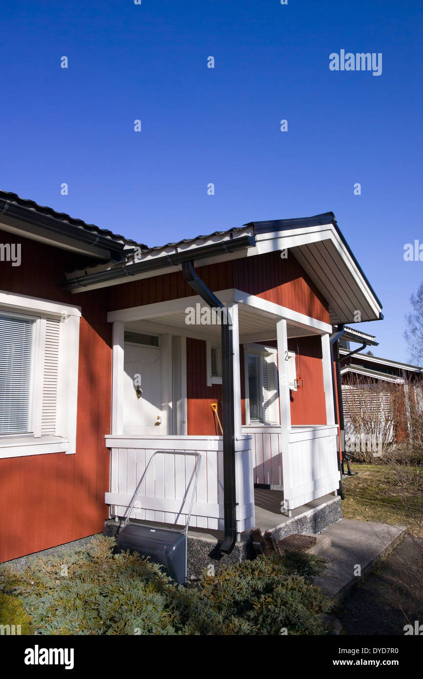 Einfamilienhaus-Veranda im zeitigen Frühjahr, Finnland Stockfoto