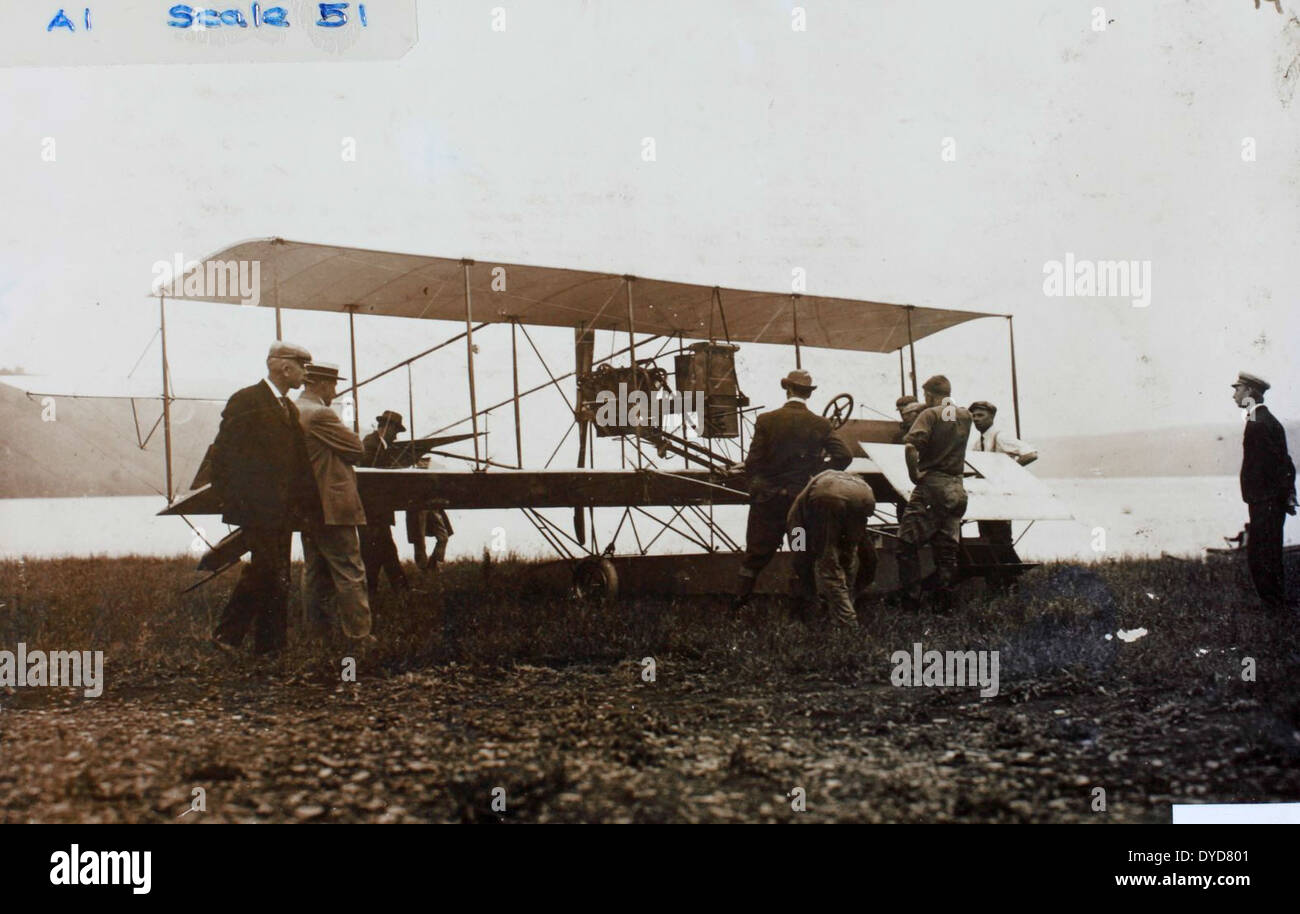 Dieses Bild aus dem Ray Fife Album zeigt frühe Curtiss Flugzeuge, einschließlich der Curtiss Hydro, Pusher und Triad Modelle. Diese Pionierflugzeuge waren ein wesentlicher Bestandteil der Entwicklung der Luftfahrt während des frühen 20. Jahrhunderts. Stockfoto