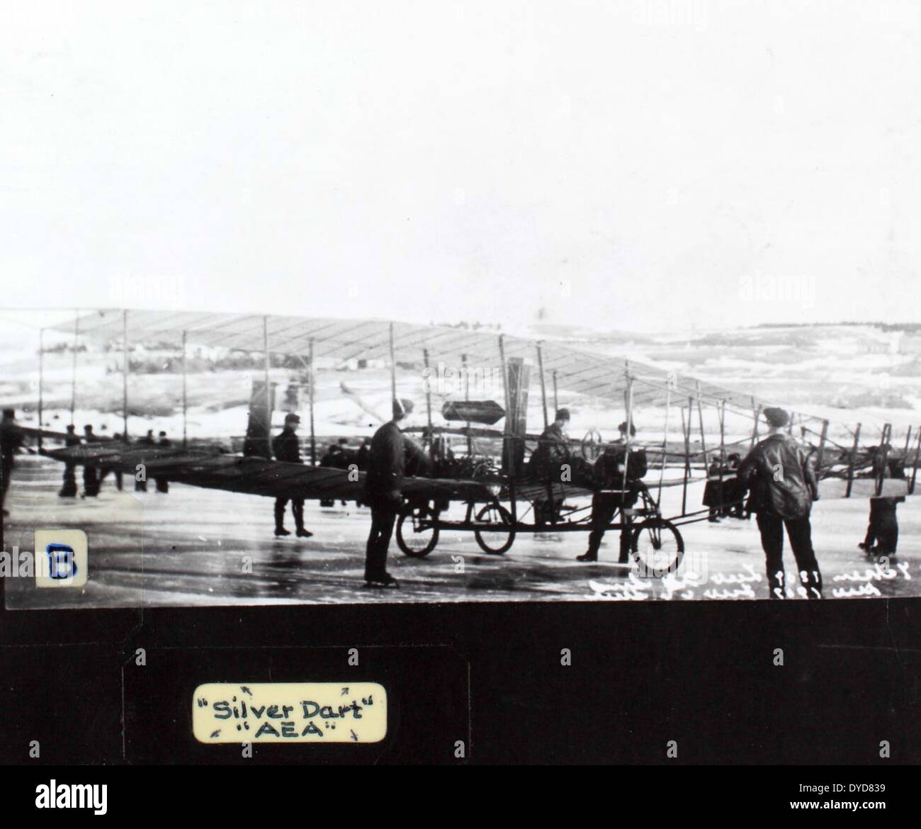 Dieses Bild aus dem Ray Fife Album zeigt die Curtiss Hydro und Curtiss Pusher Flugzeuge, die beide vom Luftfahrtpionier Glenn Curtiss entworfen wurden. Die Flugzeuge waren frühe Meilensteine in der Flugtechnik. Stockfoto