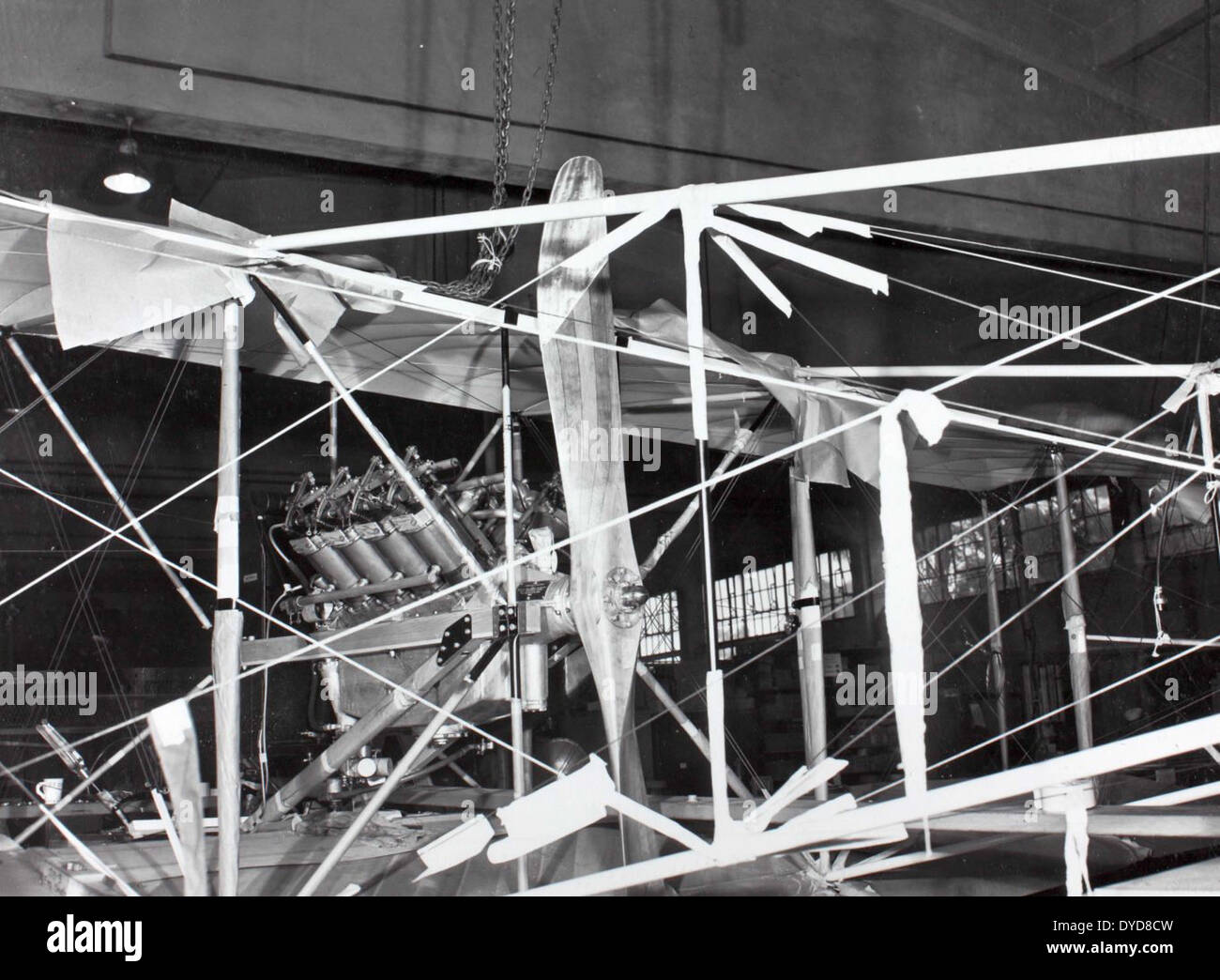 Dieses Bild aus Ray Fifes Album zeigt die Curtiss Pusher, eines der ersten Flugzeuge, die Glenn Curtiss entwickelt hat. Das Foto zeigt das innovative Design und die Rolle, die das Flugzeug in der frühen Fluggeschichte gespielt hat. Stockfoto
