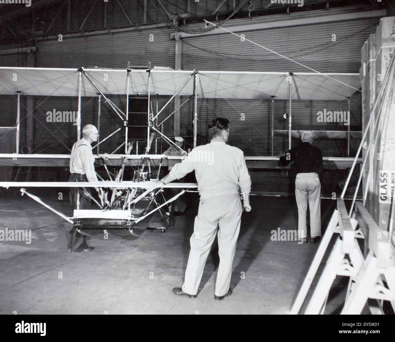 Dieses Bild aus dem Ray Fife Album zeigt einen Curtiss Pusher und eine Curtiss Triad, zwei Pionierflugzeuge aus dem frühen 20. Jahrhundert. Die von Glenn Curtiss entworfenen Flugzeuge spielten in den frühen 1900er Jahren eine wichtige Rolle bei der Entwicklung der Luftfahrt in den Vereinigten Staaten und trugen dazu bei, die Grenzen der Flugtechnik zu erweitern. Stockfoto