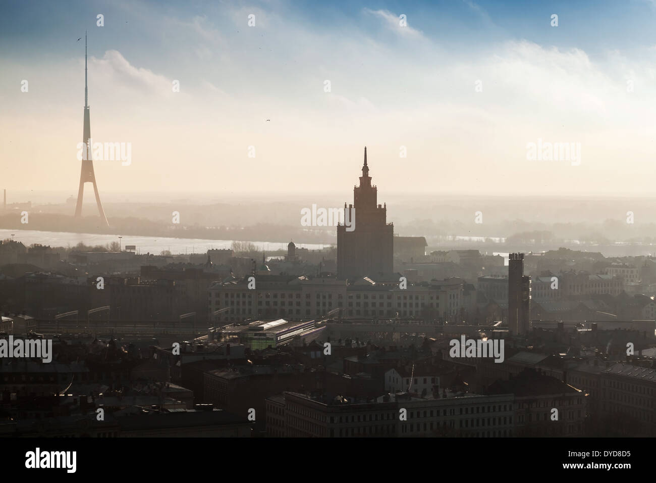 RIGA, Lettland - 31. Dezember 2013: Stadtansicht Panorama der Stadt Riga mit hohen Wohnhaus und Fernsehturm im Nebel Stockfoto