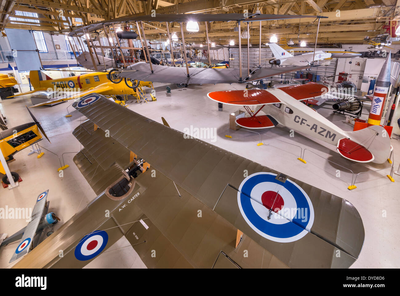 Sopwith Dreidecker, WW1 Kämpfer Replik im Vordergrund am Main Hangar, Aero Space Museum, Calgary, Alberta, Kanada Stockfoto