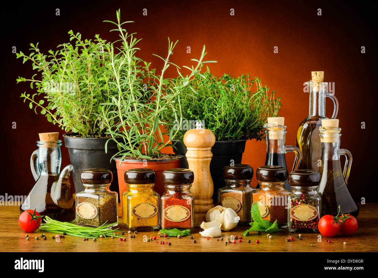 Stilleben mit verschiedenen Kräutern, Gewürzen und Olivenöl Stockfoto