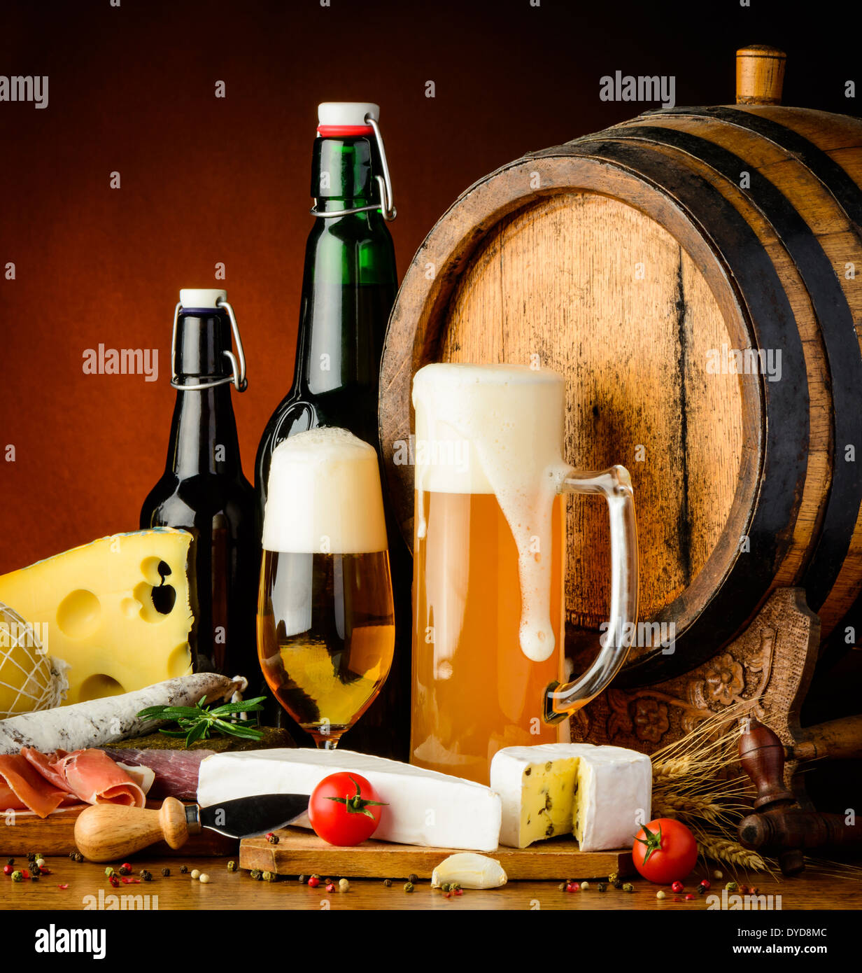 Stillleben mit traditionellen Speisen Bier und Holzfass Stockfoto