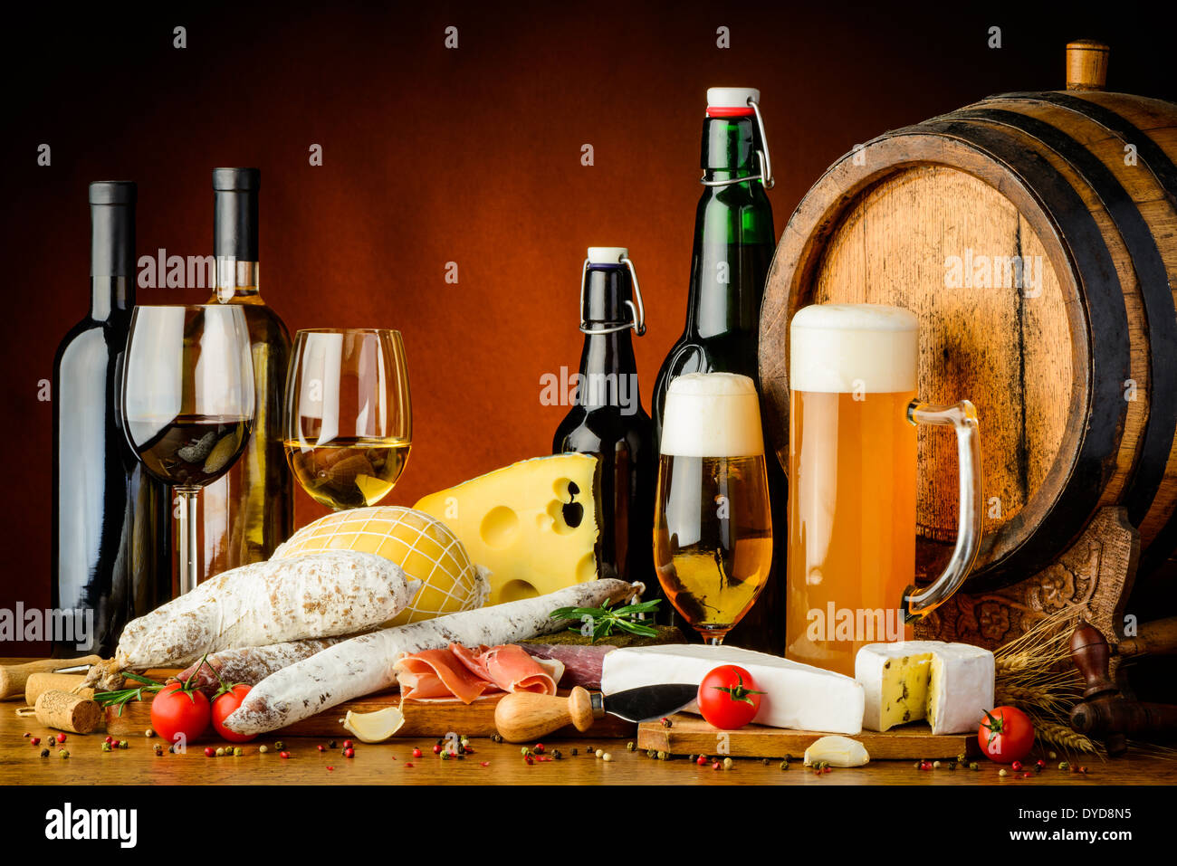 Stillleben mit Wein, Bier, traditionelle Speisen, Käse und Wurst Stockfoto