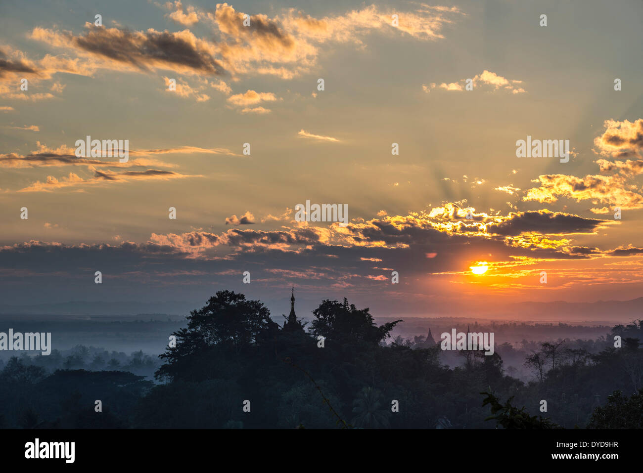 Tempel, Pagoden und Bäume im Nebel, bei Sonnenuntergang, Mrauk U, Sittwe District, Rakhine State in Myanmar Stockfoto