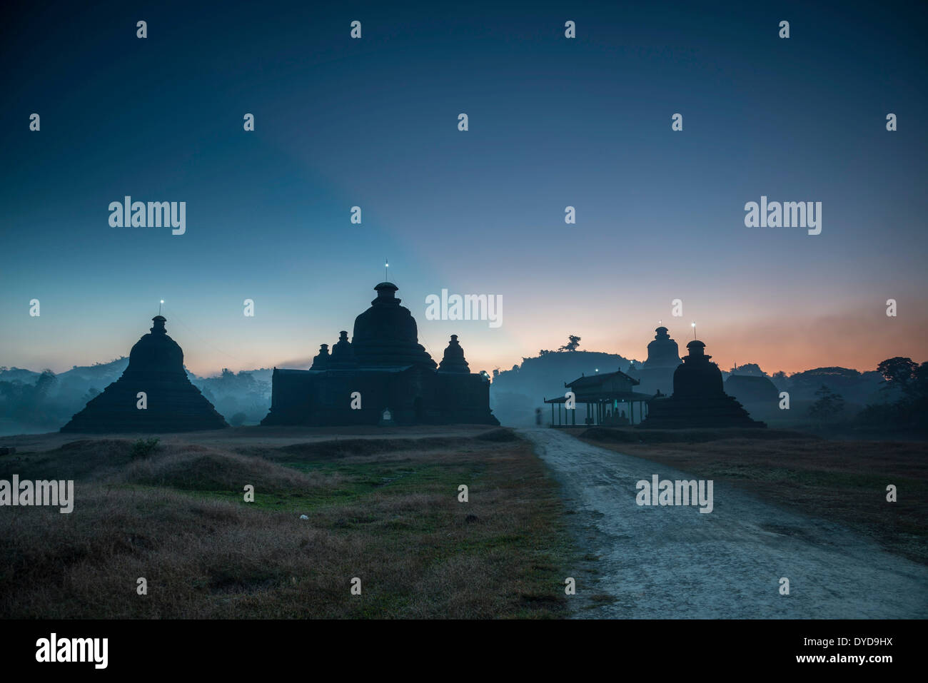 Laymyetnta Pagode oder Tempel bei Dämmerung, blaue Stunde, Mrauk U, Sittwe District, Rakhine State in Myanmar Stockfoto