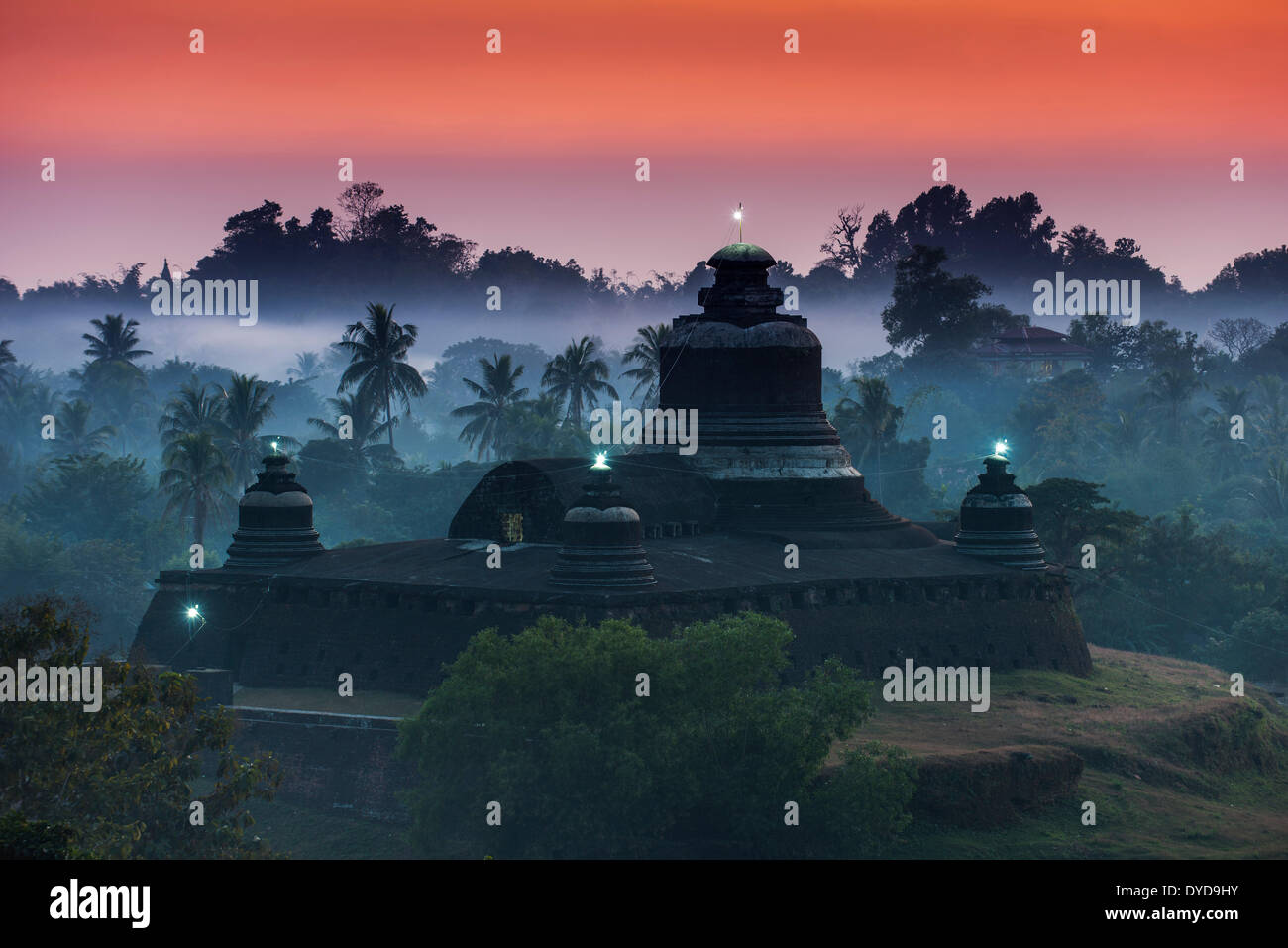 Htukanthein, Dukkanthein oder Htoekanthein Tempel zu Twilight, blaue Stunde, Mrauk U, Sittwe District, Rakhine State in Myanmar Stockfoto