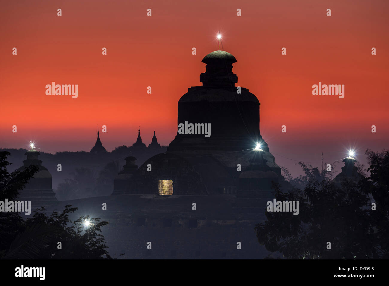 Htukanthein, Dukkanthein oder Htoekanthein Tempel zu Twilight, blaue Stunde, Mrauk U, Sittwe District, Rakhine State in Myanmar Stockfoto