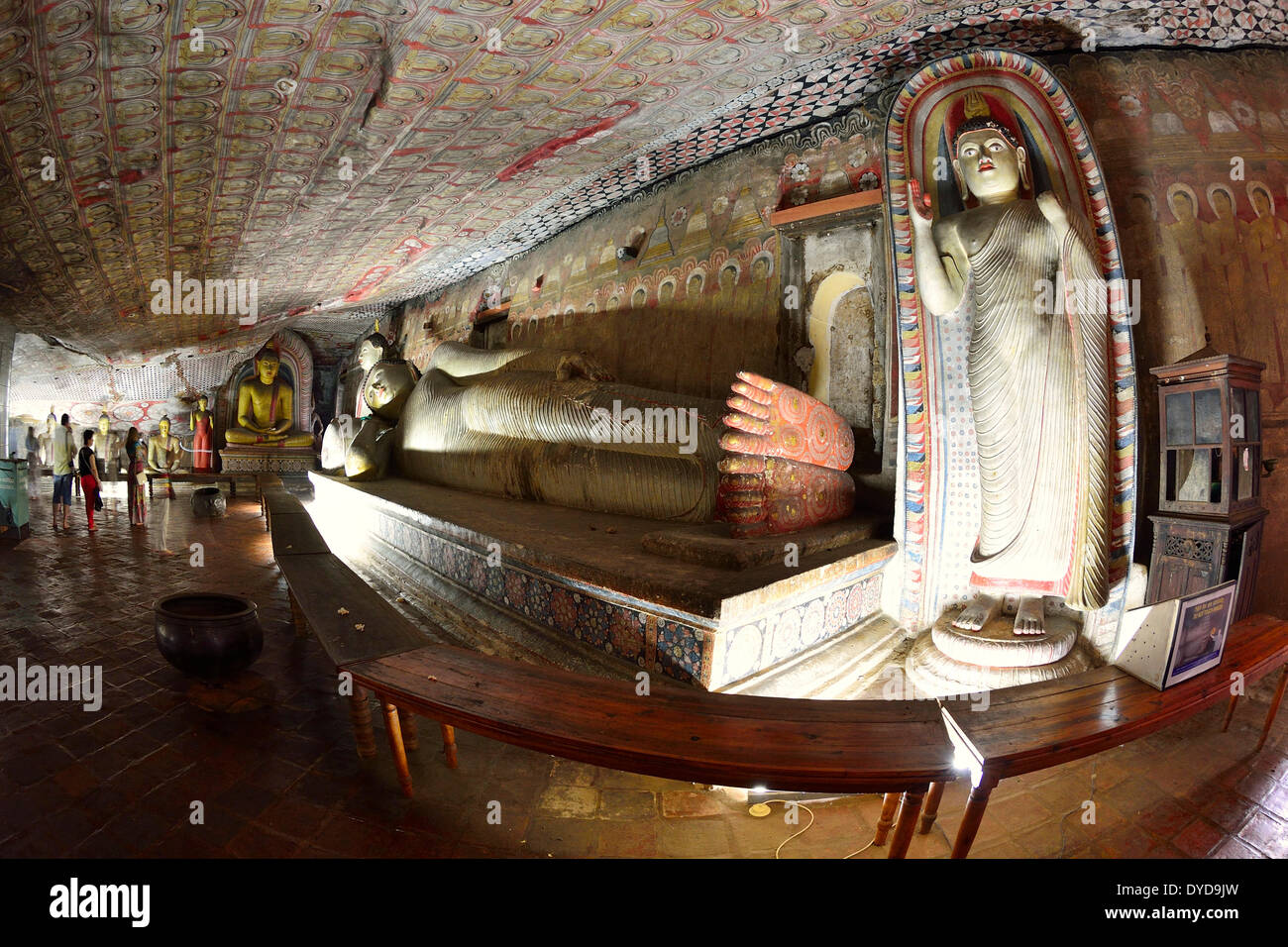 Buddha-Statuen und Wandmalereien in einem der Höhlentempel des Goldenen Tempel, UNESCO-Weltkulturerbe, Dambulla Stockfoto