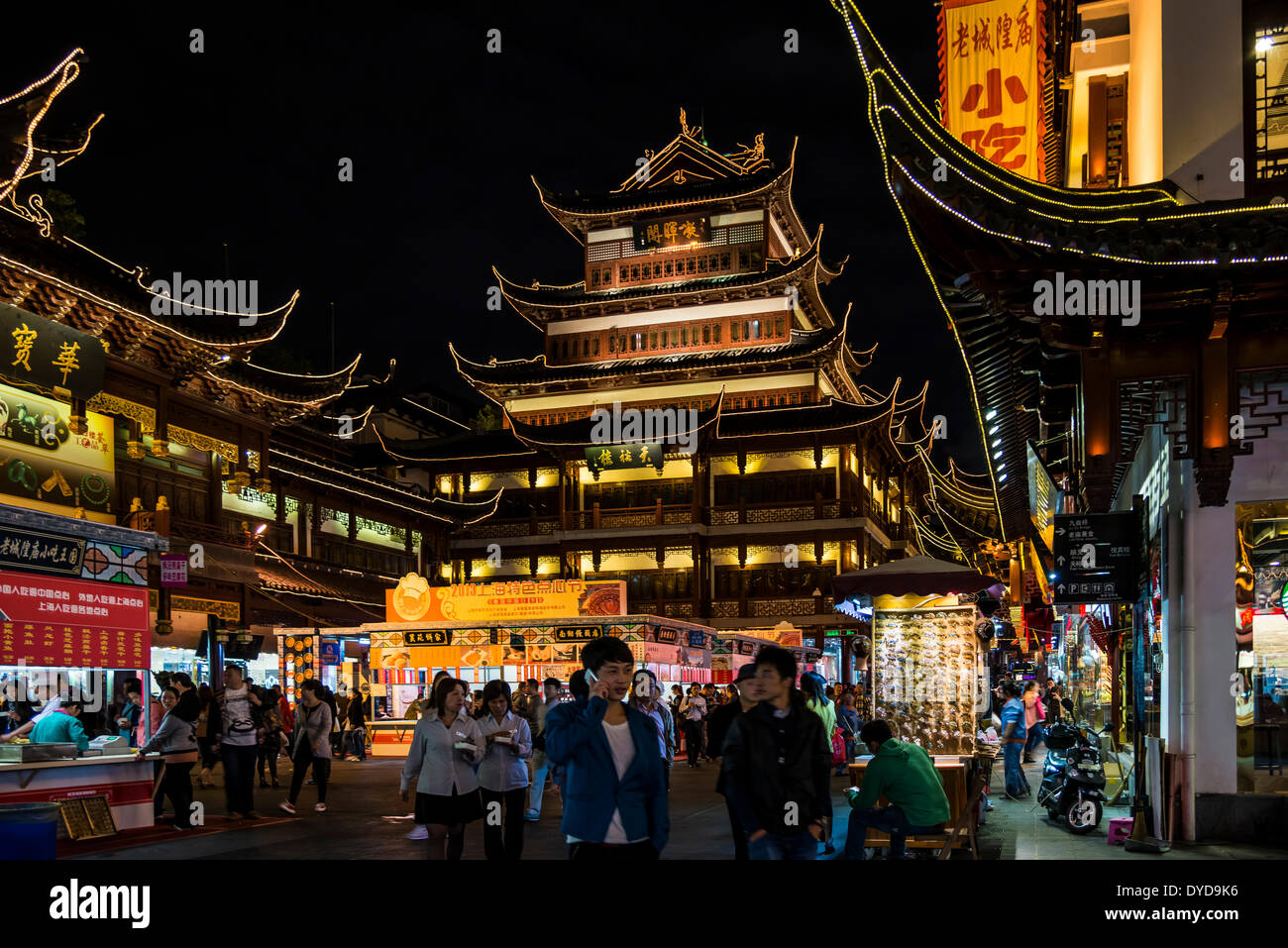Altstadt mit traditionellen Gebäuden in der Nacht, Illuminationen, Shanghai, China Stockfoto