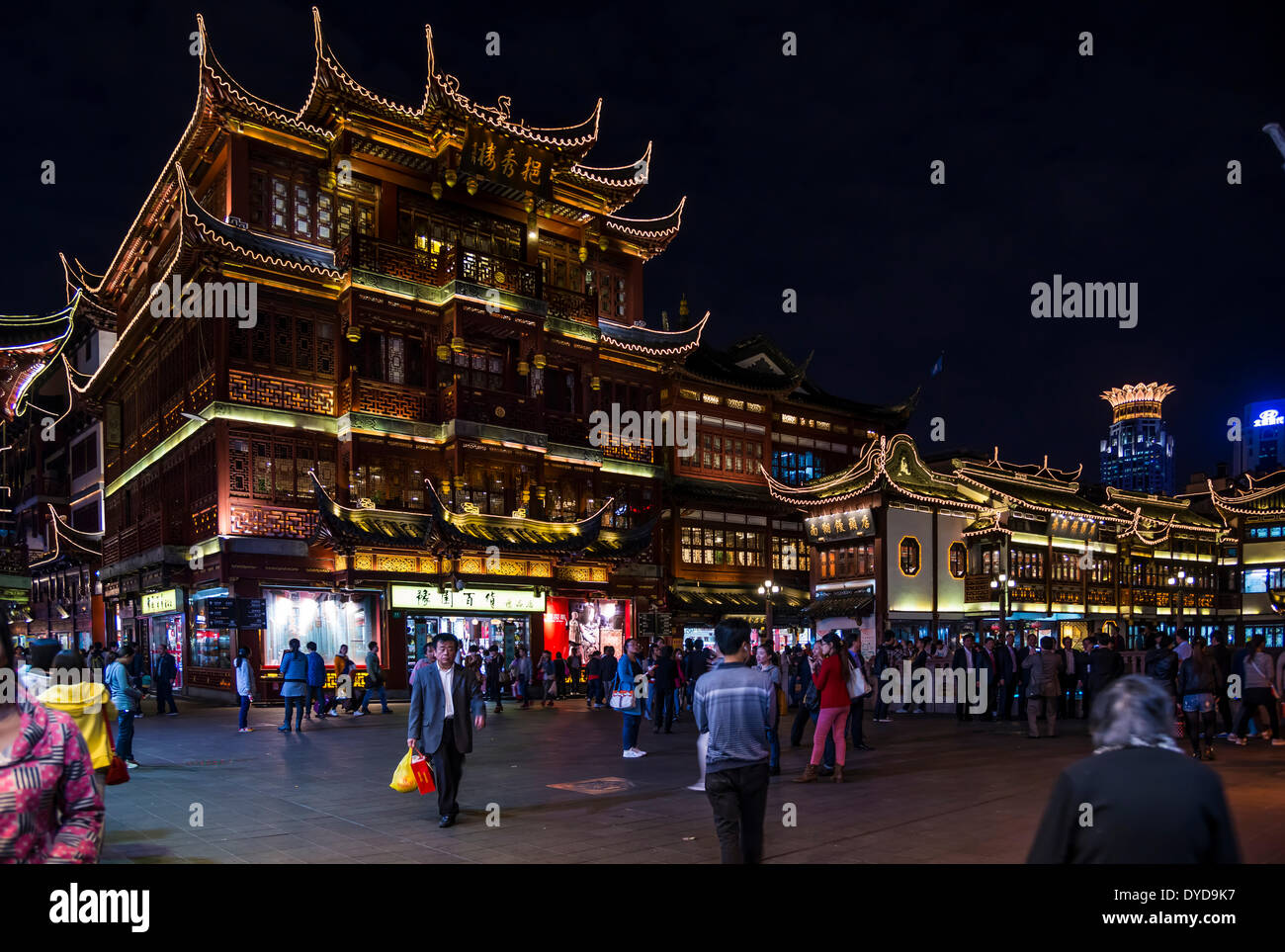 Altstadt mit traditionellen Gebäuden in der Nacht, Illuminationen, Shanghai, China Stockfoto