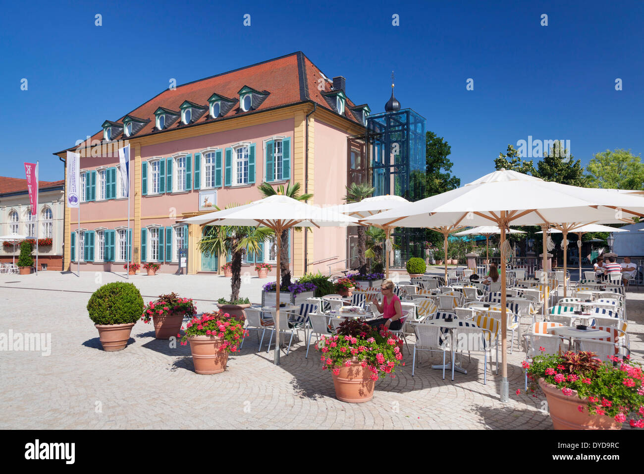 Straßencafé und Palast Palais Hirsch, Schwetzingen, Baden-Württemberg, Deutschland Stockfoto