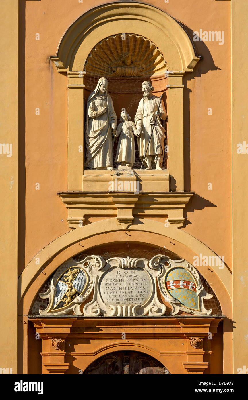 Nischen mit Statuen von Jesus, Mary und Joseph über dem Westportal, Studienkirche oder Kirche von St. Joseph, Burghausen Stockfoto