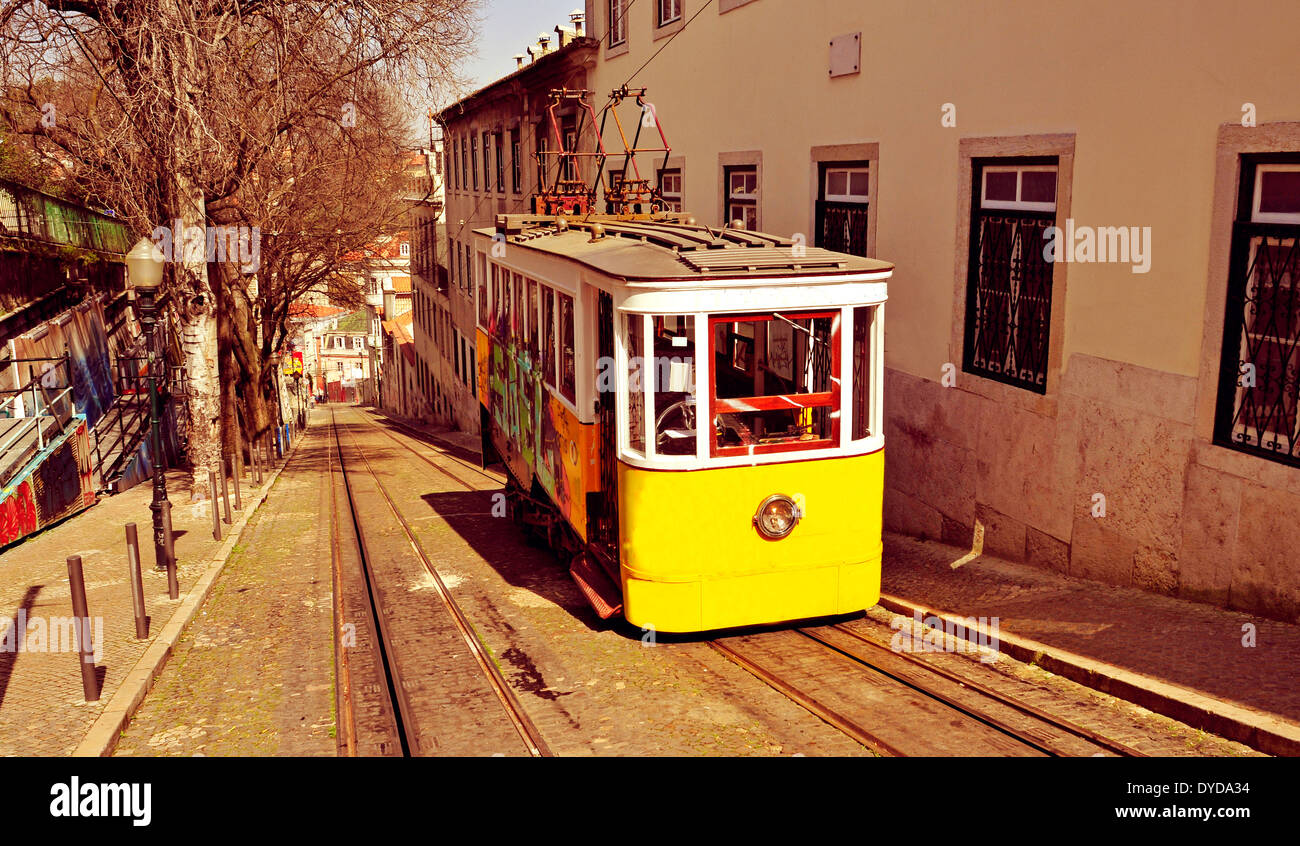 ein Blick auf die historische Gloria Funicular in Lissabon, Portugal Stockfoto