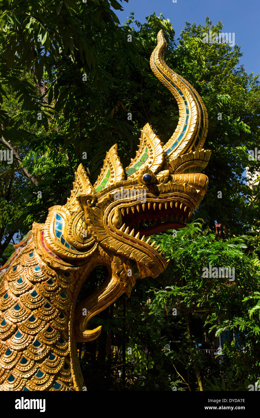 Vergoldete Naga Figur am Eingang des Wat Phra Kaeo, Wat Phra Kaew, Chiang Rai, Chiang Rai Provinz, Nord-Thailand, Thailand Stockfoto