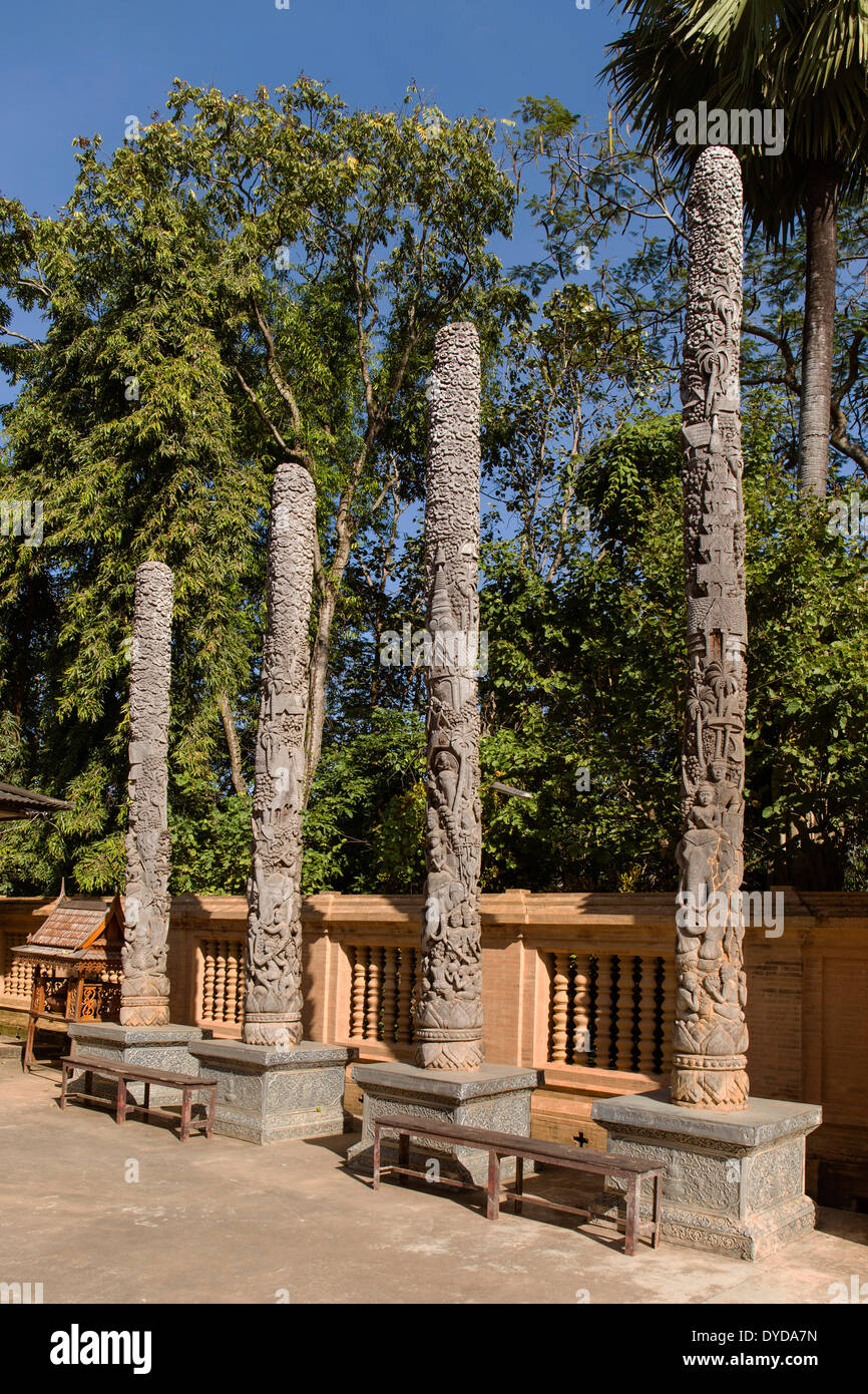 Holzsäulen im Innenhof des Wat Doi Ngam Muang, geschnitzt aus Teakholz Totems, Chiang Rai, Chiang Rai Provinz eingerichtet Stockfoto