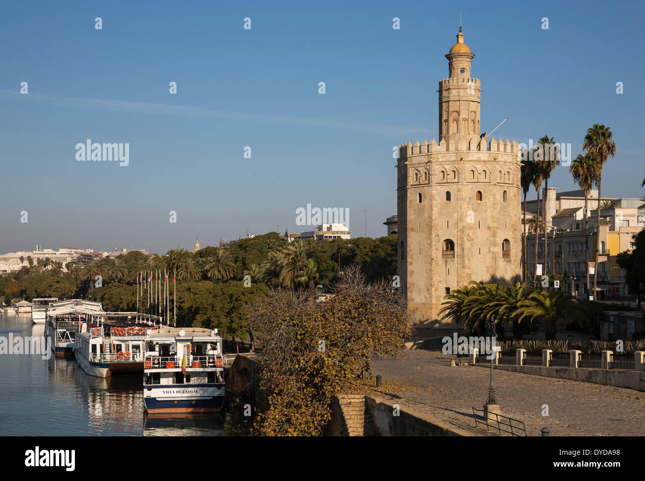Der Torre del Oro am Fluss Guadalquivir, Sevilla, Provinz Sevilla, Andalusien, Spanien Stockfoto