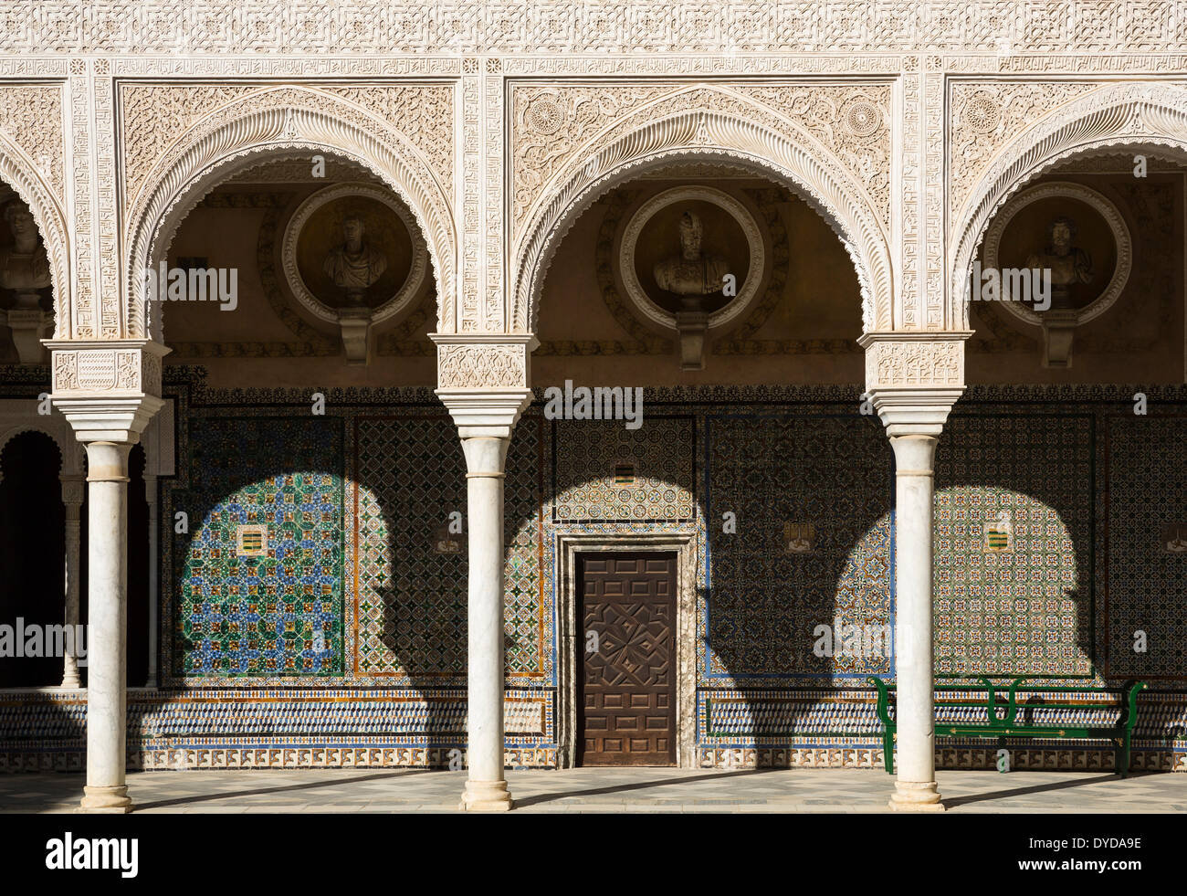 Sehr künstlerische Gestaltung im Ehrenhof der Villa Casa de Pilatos, Sevilla, Sevilla Provinz, Andalusien, Spanien Stockfoto