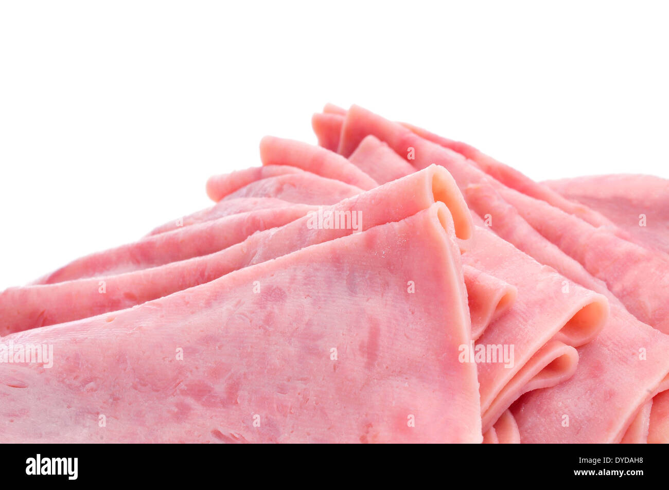 einige Scheiben Schinken auf einem weißen Hintergrund Stockfoto