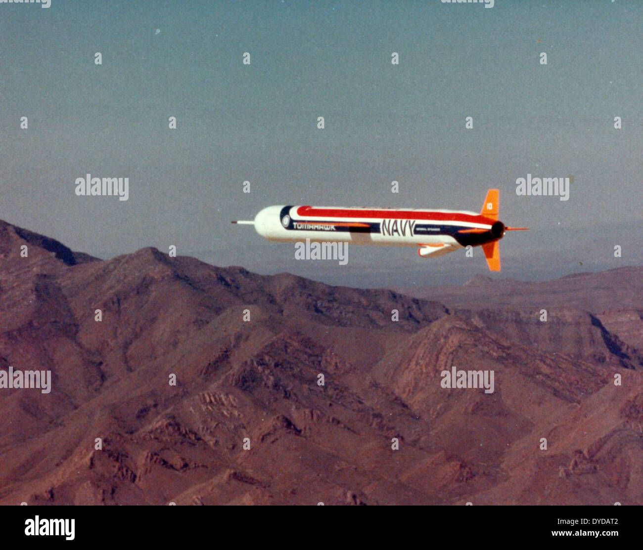 Dieses Bild aus der Martin Willard-Sammlung zeigt einen Flugtest der Tomahawk-Kreuzfahrtrakete. Die Tomahawk wurde von General Dynamics entwickelt und mit dem Model 48 Charger als Plattform während der frühen Entwicklungsphase der Rakete getestet. Stockfoto