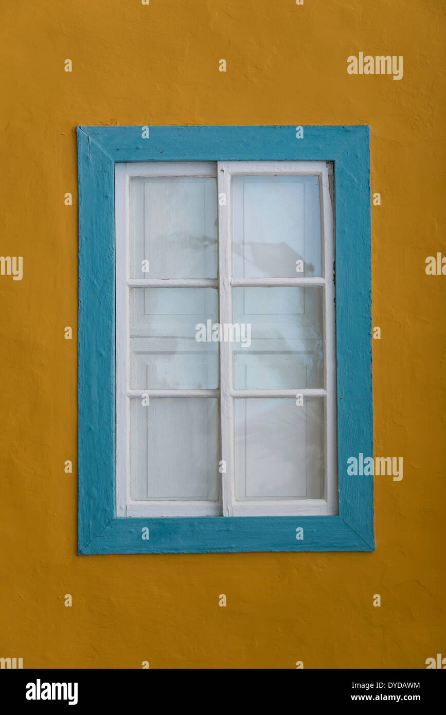 Türkis farbigen Fenster mit einem gelben Fassade, La Palma, Kanarische Inseln, Spanien Stockfoto