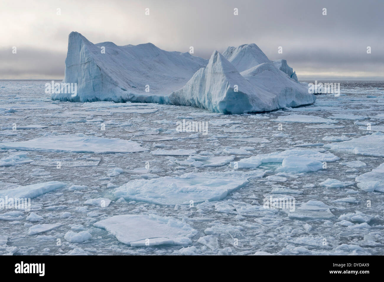 Eisberg im Packeis, Rand des Packeises, Nordpolarmeer, Spitzbergen Insel, Spitzbergen, Svalbard und Jan Mayen Stockfoto