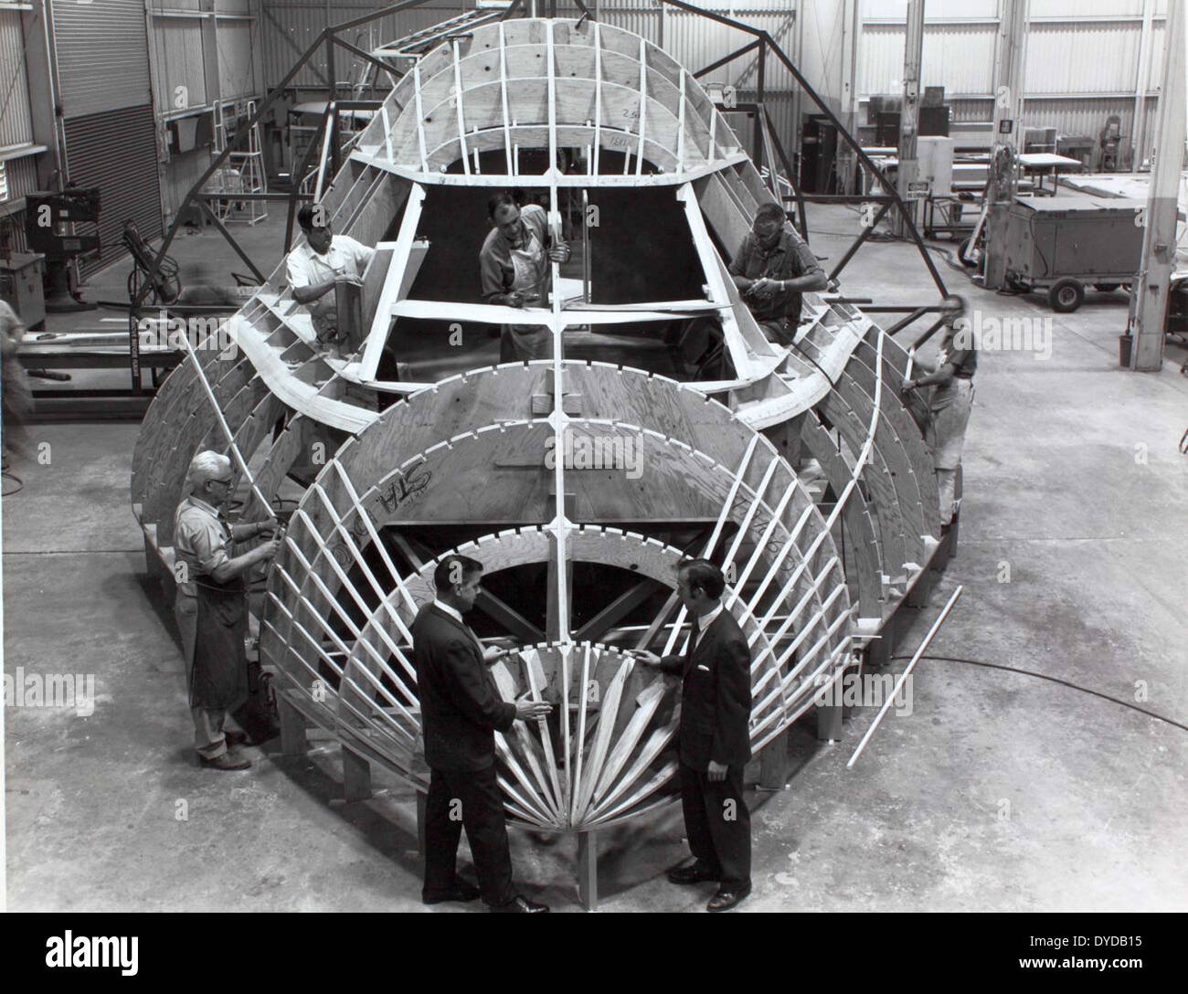 Dieses Bild aus der Martin Willard Collection zeigt ein Modell des B9U Fly-Back Boosters. Der Booster wurde von General Dynamics entwickelt und war Teil experimenteller Programme zur Förderung der Luft- und Raumfahrttechnologie, insbesondere für Weltraummissionen. Das Modell 48 Charger war auch an frühen Propulsionstests von Raumfahrzeugen beteiligt. Stockfoto