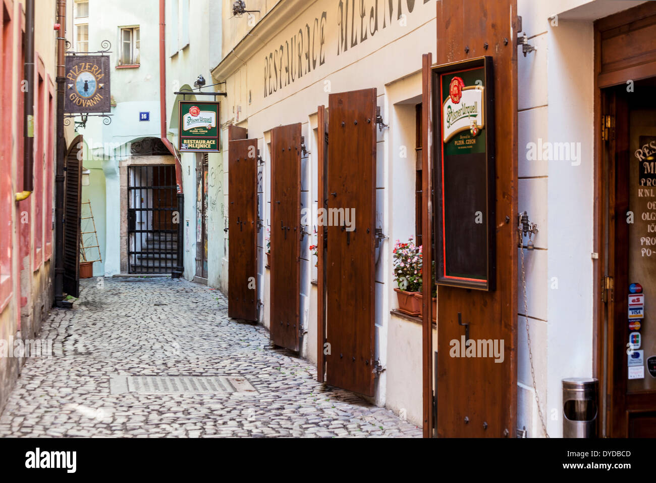 Eine kleine gepflasterte Gasse mit Bars und Restaurants in der Altstadt von Prag. Stockfoto