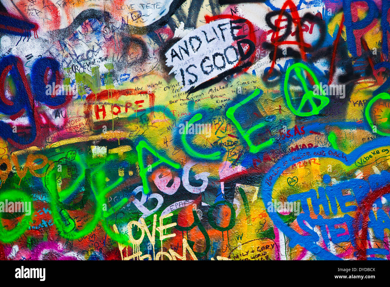 Graffiti an der John-Lennon-Mauer in Prag Teil. Stockfoto